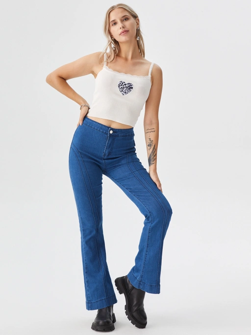 スタジオモデルがミニマルホワイトスタジオでジーンズを着用するプロフェッショナルなAIで服をモデルに着せるサービス。信頼感のあるスタイル。