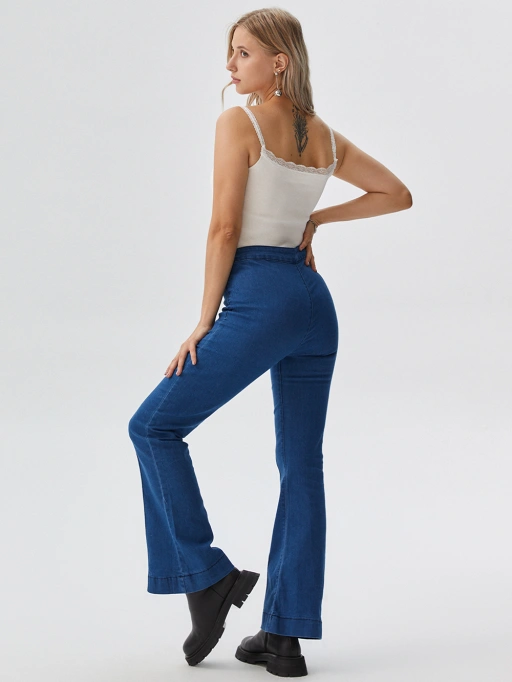 Foto Produk AI Profesional untuk Celana Jeans dengan Model Tubuh Standar menampilkan Model Studio mengenakan Celana Jeans di Studio Putih Minimalis, gaya profesional.