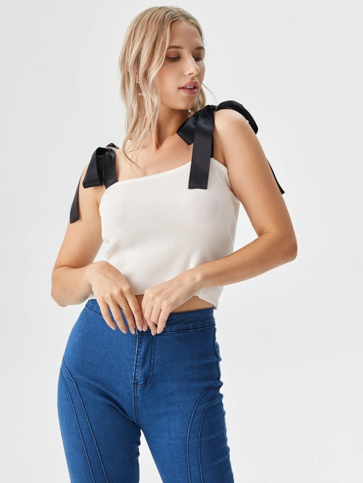 การถ่ายภาพสินค้าด้วย AI มืออาชีพสำหรับเสื้อผู้หญิงพร้อมแบบจำลองสตูดิโอ แสดงแบบจำลองสวมใส่เสื้อในสตูดิโอสีขาวมินิมอล แนวคิดมืออาชีพ