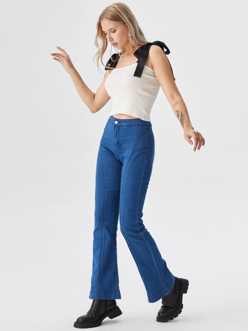 Fotografia de Produto Profissional com IA para Jeans com Modelo de Estúdio, mostrando Modelo de Estúdio vestindo Jeans em Estúdio Branco Minimalista, estilo profissional.