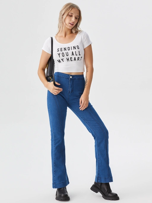 ภาพตุ๊กตาไม้ตายสำหรับกางเกงยีนส์พร้อมโมเดลสตูดิโอ แสดงโมเดลสวมกางเกงยีนส์ในสตูดิโอสีขาวเรียบง่าย แนวมืออาชีพ