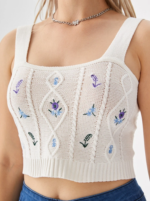 Профессиональные изображения Crop Tops с использованием ИИ для примерки на модель: Студийная модель в минималистичной белой студии, расслабленный стиль.