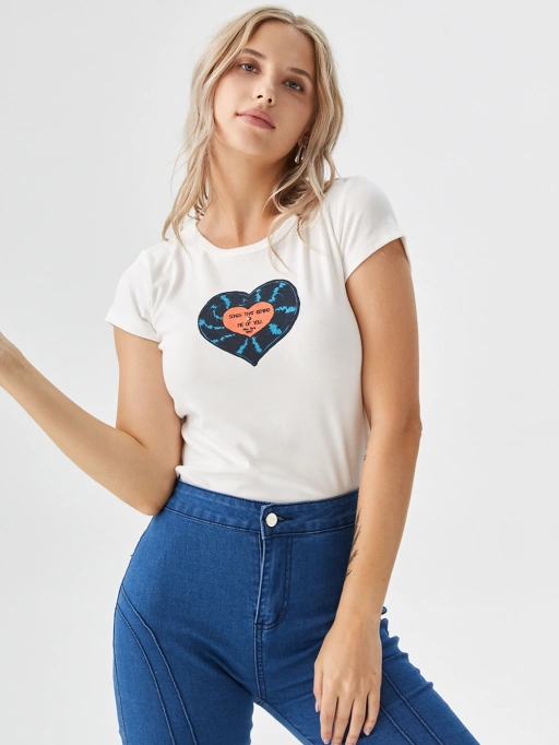 Fotografia profissional de produto com IA para camiseta com modelo em estúdio, mostrando modelo vestindo camisetas de manga curta em estúdio branco minimalista, estilo profissional.