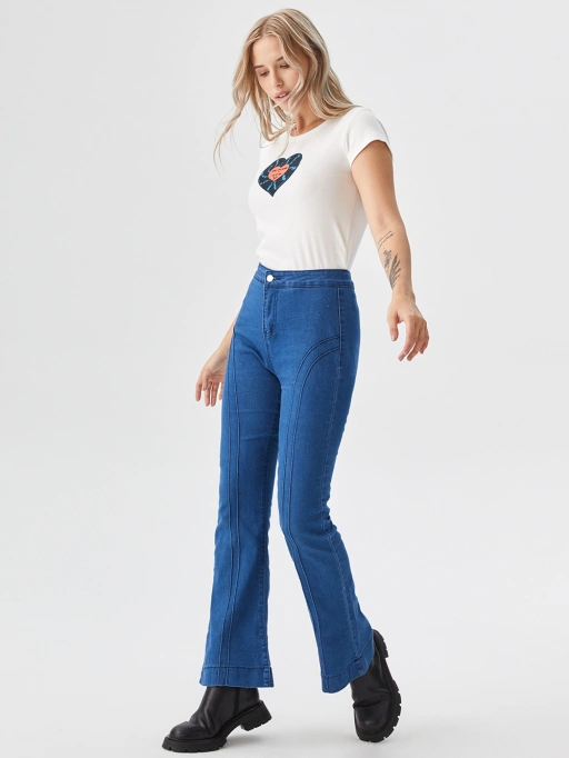 프로페셔널 유령 매니킨 청바지 모델링, 미니멀리스트 화이트 스튜디오 배경의 스튜디오 모델이 청바지를 입은 모습