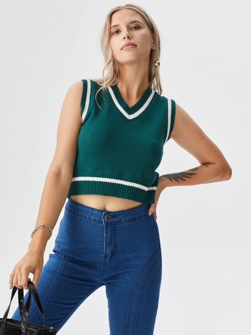 Photographie produit professionnelle IA pour gilets tricotés sans manches avec mannequin en studio mettant en scène un mannequin portant des gilets dans un studio blanc minimaliste, style professionnel.