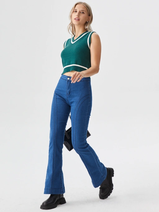 スタジオモデルによる女性用ニットトップスAI衣装着用。ミニマルホワイトスタジオでTシャツ&トップスを着用し、プロフェッショナルかつ自信満々のスタイル。