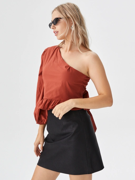 Fotografia de moda profissional com IA para Top de um ombro com Modelo de estúdio, mostrando Modelo caucasiana usando Blusas em Estúdio branco minimalista, estilo elegante.