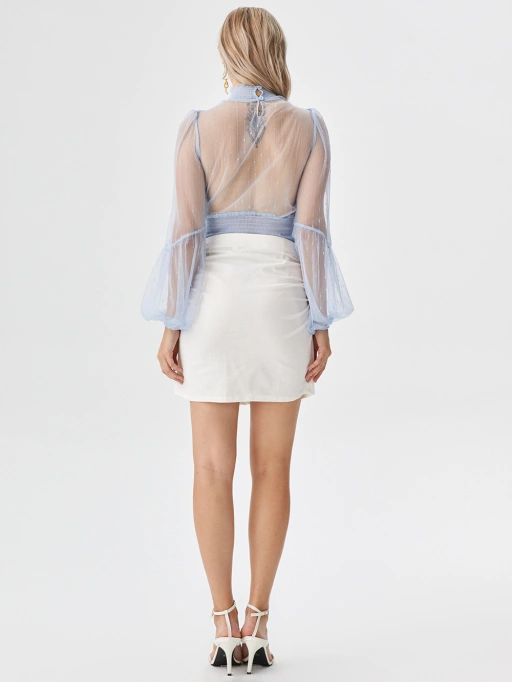 Professionelles Ghost Mannequin für Modell für Kleid mit Studio-Modell, zeigt Studio-Modell in minimalistischem weißem Studio, professioneller Stil.