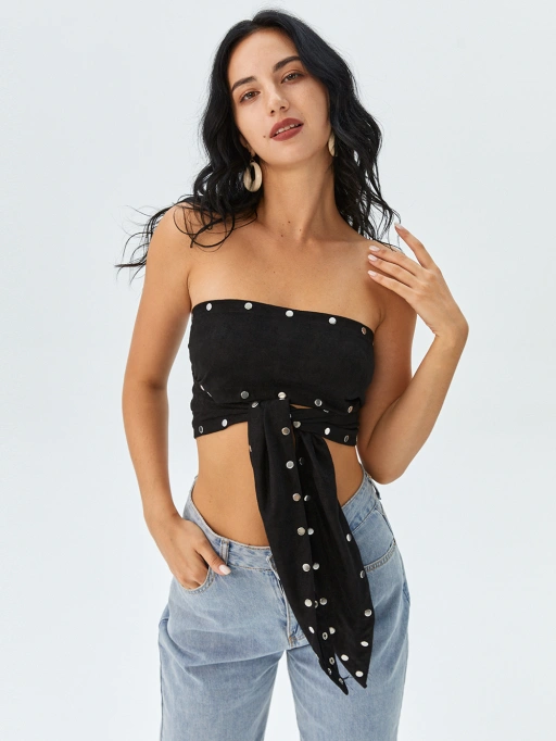 Photo professionnelle AI Flat Lay vers Modèle pour Haut avec Modèle Noir présentant un Modèle Noir portant un Haut dans un Studio Gris Minimaliste, Style Audacieux.