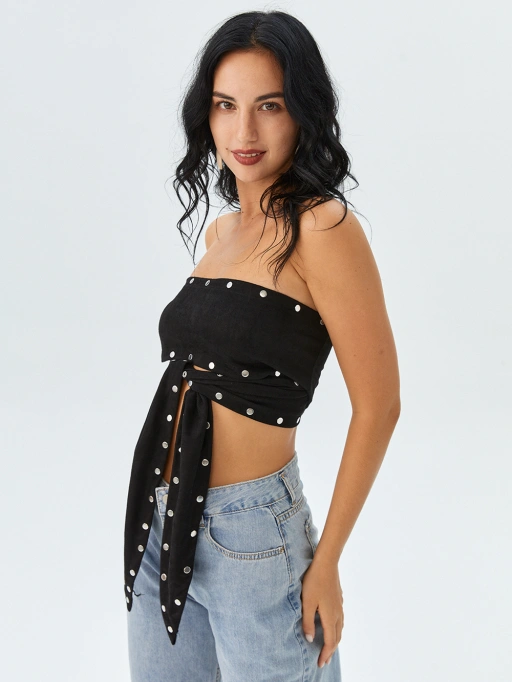 Fotografia de Produto Profissional com IA para Crop Top Sem Alças com Modelo Negra, destacando modelo negra usando Crop Top Sem Alças no Estúdio Branco Minimalista, estilo Edgy.