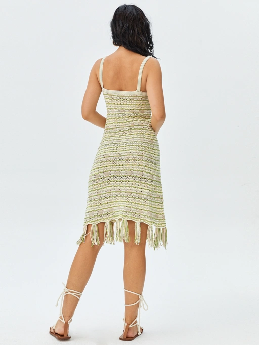 Imagen profesional de IA para colocar ropa en modelo para vestidos con modelo de estudio, mostrando modelo de estudio usando vestido en estudio blanco minimalista, estilo profesional.