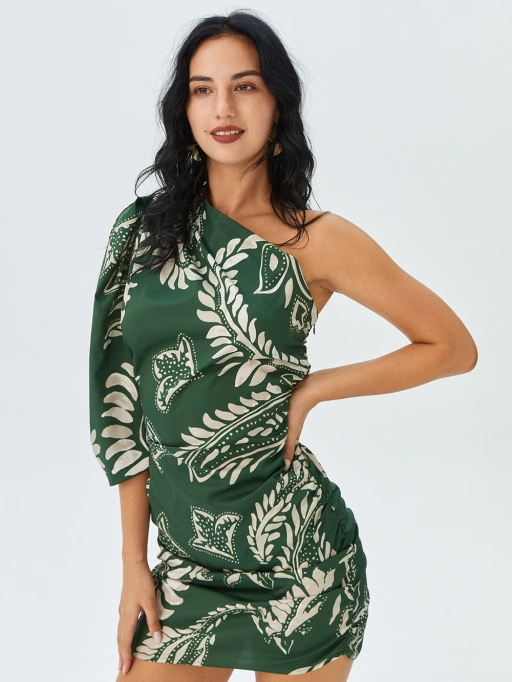 Imagen profesional de maniquí fantasma para modelo de vestido con modelo negro, mostrando a un modelo negro usando vestido en estudio minimalista gris claro, estilo profesional.