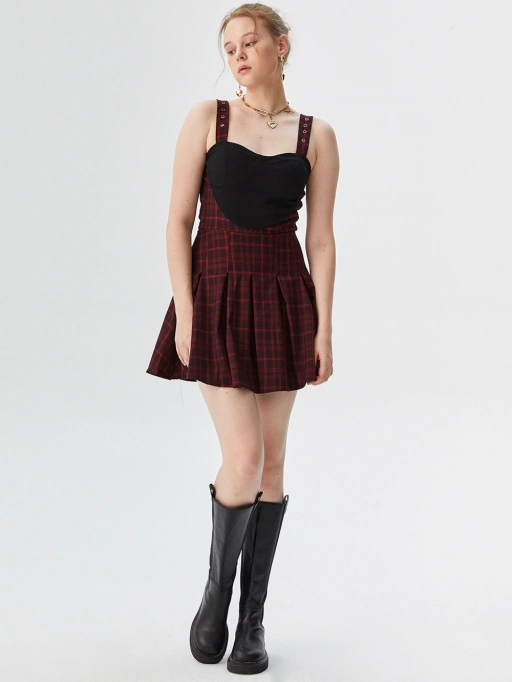 Foto profissional de Colocar Roupas no Modelo com IA para vestidos com modelo plus-size, mostrando modelo plus-size a usar vestido em estúdio branco minimalista, estilo profissional.