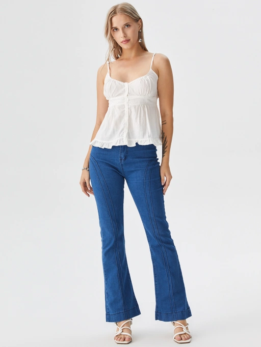 고스트 매네크인 여성 캐주얼 의상 스튜디오 모델, 미니멀 그레이 스튜디오 배경에서 화이트 캐미솔과 블루 플레어 진 착용, 전문적 스타일