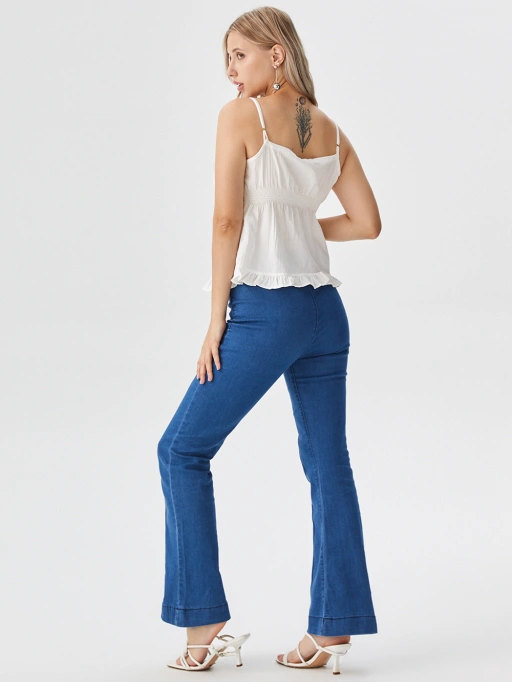 Modelo Profissional de Manequim Fantasma para Vestuário Casual Feminino com Modelo de Estúdio, apresentando modelo usando camisola em Estúdio Branco Minimalista, estilo profissional.