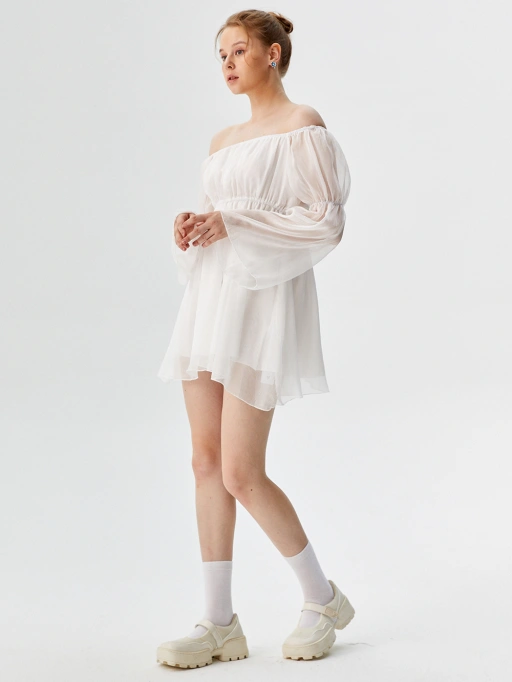 プロフェッショナルファッションAIフラットモデルドレス用スタジオモデル搭載。ミニマルホワイトスタジオ背景でのドレス着用、プロフェッショナルスタイル。