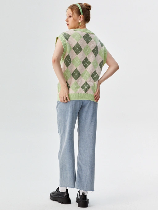 การถ่ายภาพสินค้าด้วย AI มืออาชีพสำหรับเสื้อกั๊กสเวตเตอร์พร้อมแบบจำลองสตูดิโอ แสดงแบบจำลองสวมเสื้อกั๊กสเวตเตอร์ในสตูดิโอขาวแบบมินิมอล สไตล์มืออาชีพ