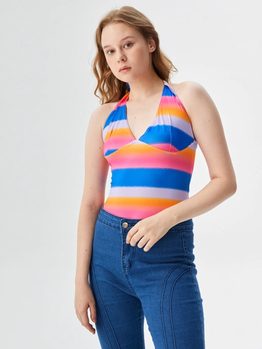 Fotografi Produk AI Profesional untuk Pakaian dengan Model Studio yang menampilkan Model Studio mengenakan Atasan di Studio Putih Minimalis, gaya Profesional.