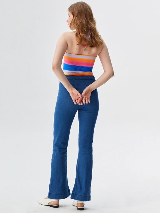 Foto Profesional AI Pasang Pakaian pada Model untuk Pakaian Wanita dengan Model Studio yang menampilkan Model Studio mengenakan Atasan Wanita di Studio Putih Minimalis, gaya Profesional.