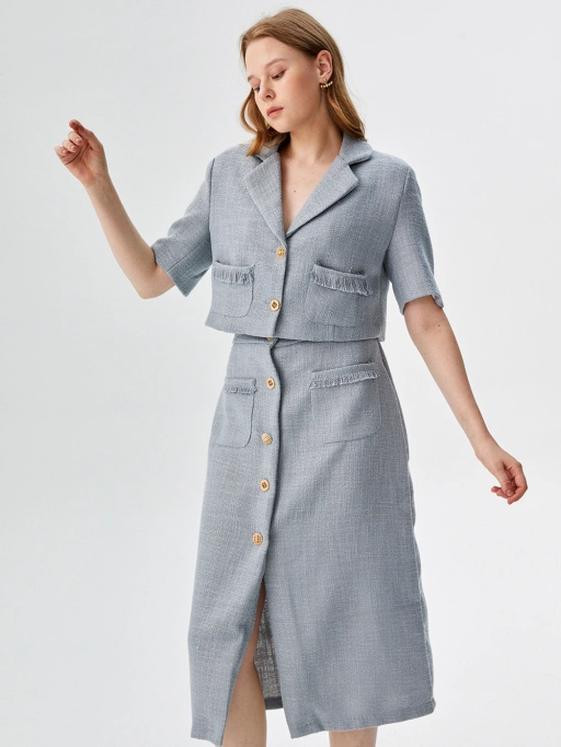 AI Đặt Quần Áo Lên Mô Hình cho Bộ Vest và Set với Mô Hình Studio, trưng bày Mô Hình Studio mặc Bộ Vest và Set trong Studio Trắng Tối Giản, phong cách Chuyên nghiệp.