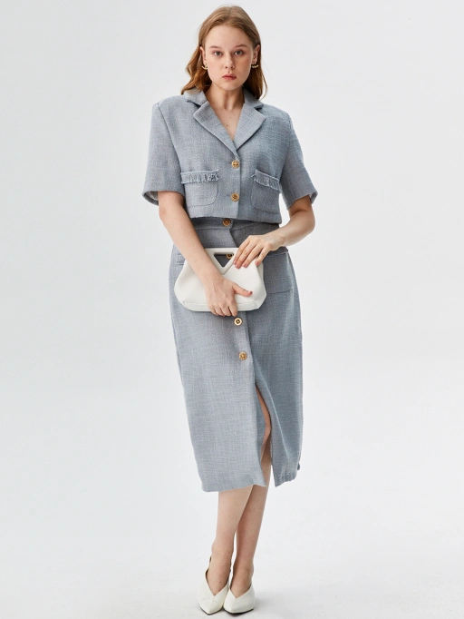 Foto profissional de Colocar Roupas na Modelo AI para Ternos com Modelo de Estúdio, mostrando modelo de estúdio usando ternos em estúdio branco minimalista, estilo profissional.