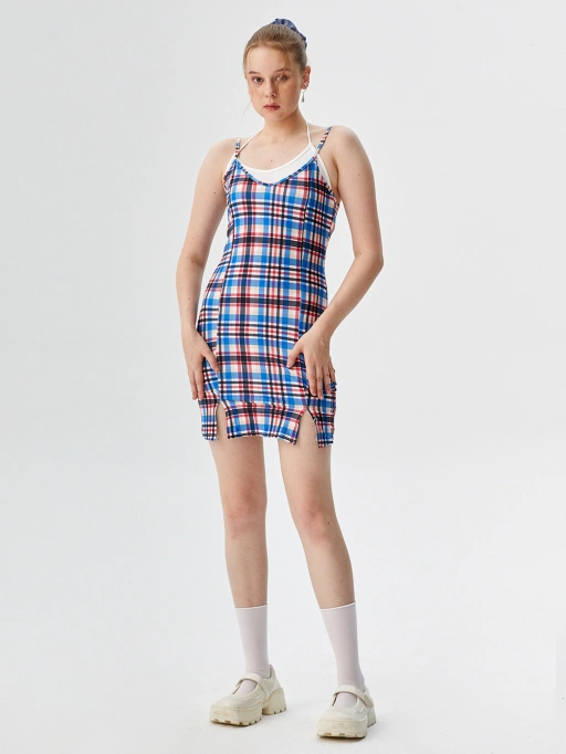 Imagen profesional de IA para colocar ropa en modelos para vestidos con modelo de estudio, mostrando modelo de estudio utilizando vestidos en estudio blanco minimalista, estilo profesional y limpio.