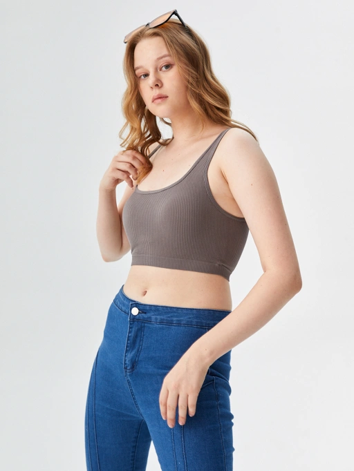 Профессиональная AI-фотография моды для Crop Top с моделью в студии, демонстрирующая модель в Crop Top внутри минималистичной белой студии, стиль — профессиональный.