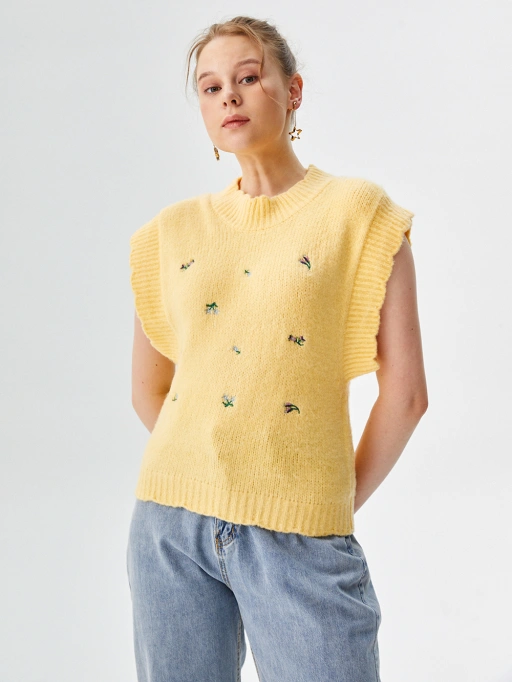 专业AI商品摄影:浅肤色工作室模特穿着无袖针织上衣于极简白色摄影棚场景,展现专业风格。