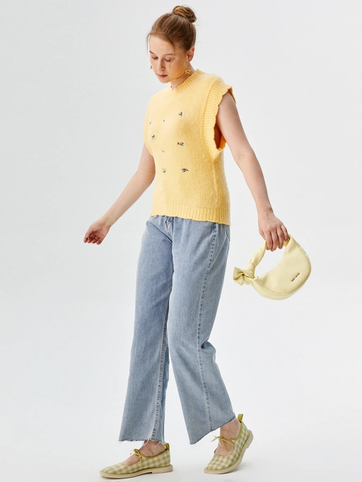 Professionelles Geistermannequin für Kleidung mit Studio-Modell, darstellend ein Studio-Modell in Westen vor minimalistischem weißem Studio-Hintergrund im professionellen Stil.