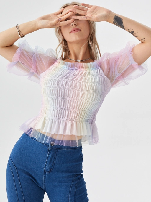 スタジオモデルがミニマルホワイトスタジオで着用する女性用ブラウスのプロフェッショナルAIファッション写真