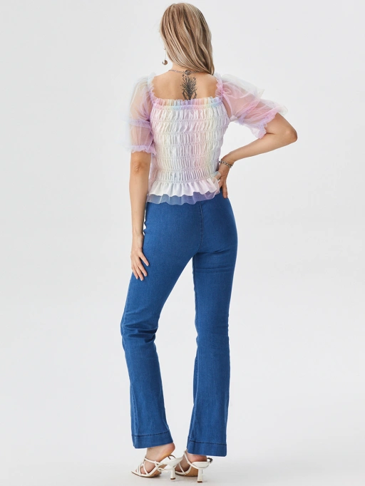 Искусственный интеллект для примерки одежды на модель: женские топы со стандартной фигурой, кавказская студийная модель в минималистичной белой студии, профессиональный стиль.