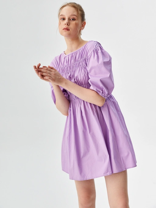 Fotografia de Produto Profissional com IA para Vestidos com Modelo de Estúdio, apresentando modelo usando Vestido em Estúdio Branco Minimalista, estilo profissional.