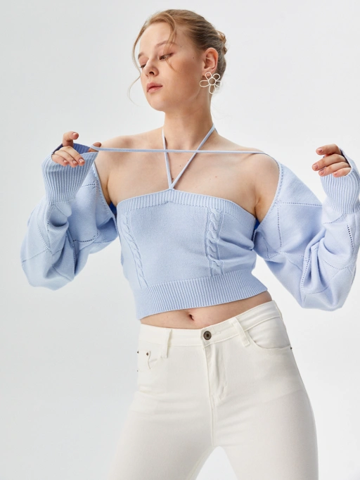 Manequim Fantasma Profissional para Modelo de Top Cropped em Malha com Modelo de Estúdio, apresentando modelo de estúdio vestindo Suéteres em Estúdio Branco Minimalista, estilo profissional.