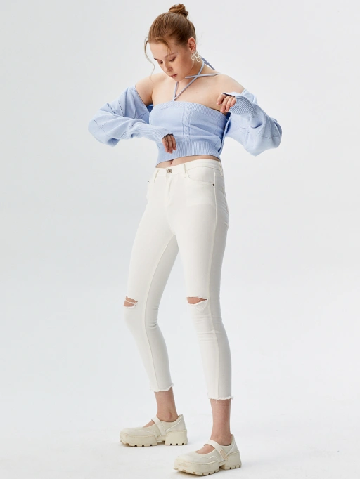 Coloca Ropa en Modelo AI para Outfit Casual de Mujer con Modelo de Estudio, destacando Modelo de Estudio usando Tops Femeninos en Estudio Blanco Minimalista, estilo Profesional.