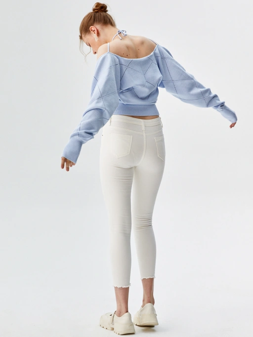 Professionelles Kleidung auf Modell-IA für Pullover mit Studio-Modell, zeigt Studio-Modell in minimalistischem weißem Studio, professioneller Stil.