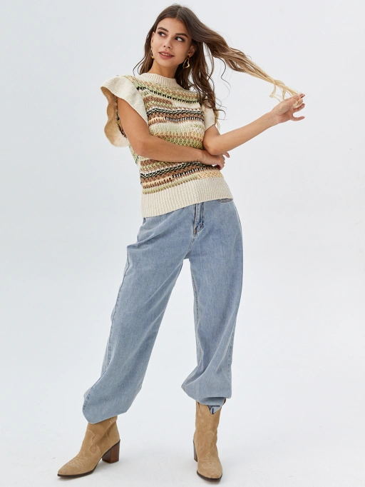 Modelo IA profissional para camisola de malha feminina com modelo de estúdio, mostrando modelo de estúdio vestindo camisolas em estúdio branco minimalista, estilo profissional.