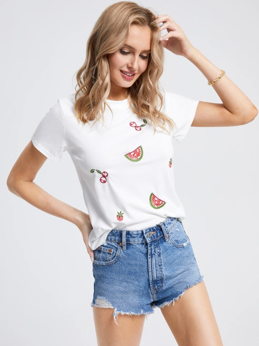 Professionelle KI-Lösung zum Anziehen von Kleidung auf Studio-Modell für T-Shirt mit kaukasischem Modell in minimalem weißem Studio, entspannter Stil.