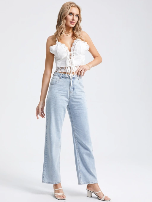 ภาพ AI ใส่เสื้อผ้าบนโมเดลสำหรับยีนส์ผู้หญิงพร้อมโมเดลสตูดิโอ แสดงโมเดลสวมยีนส์ผู้หญิงในสตูดิโอสีขาวเรียบง่าย แนวมืออาชีพ