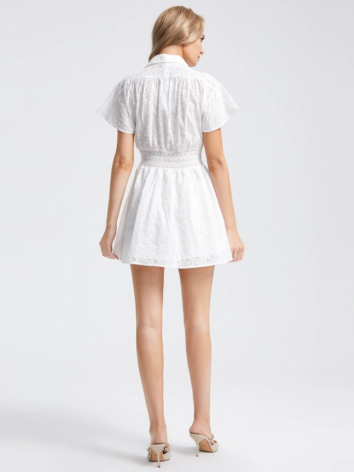 Foto Manekin Transparan untuk Gaun dengan Model Studio menampilkan Model Studio mengenakan Gaun di Studio Putih Minimalis, gaya profesional.