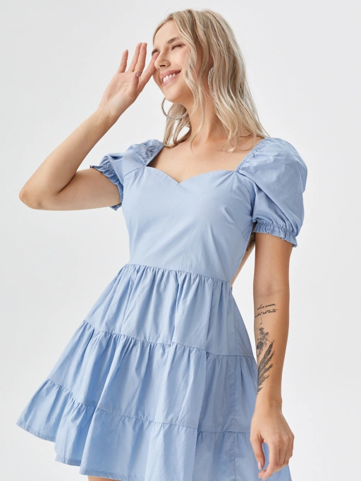 Fotografia profissional de IA para colocar roupas em modelo para vestidos com modelo de estúdio, mostrando modelo de estúdio a usar vestidos num estúdio branco minimalista, estilo confiável.