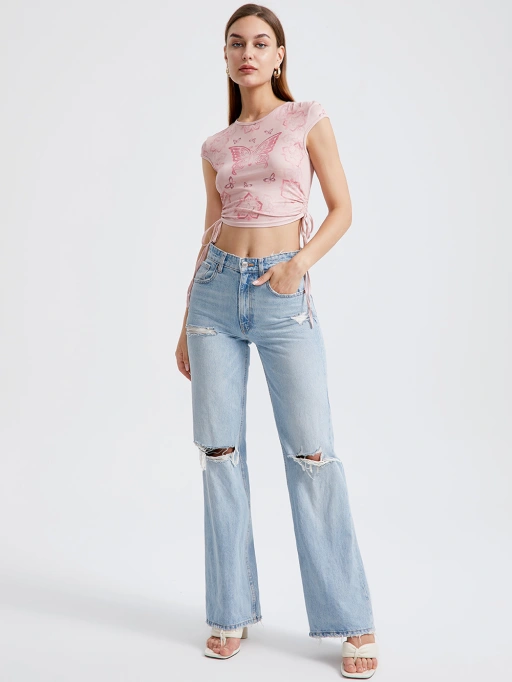 AI đặt quần áo lên mẫu hình ảnh cho áo crop top và quần jeans rách nữ với mẫu hình ảnh studio, người mẫu mặc áo crop top trong studio trắng tối giản, phong cách thời thượng.