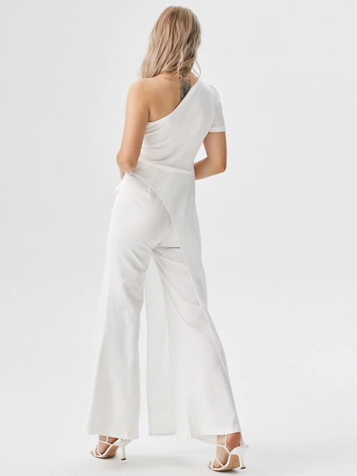 Fotografía profesional de moda AI para mono con modelo de estudio con tatuaje, mostrando modelo usando monos en estudio blanco minimalista, estilo elegante.