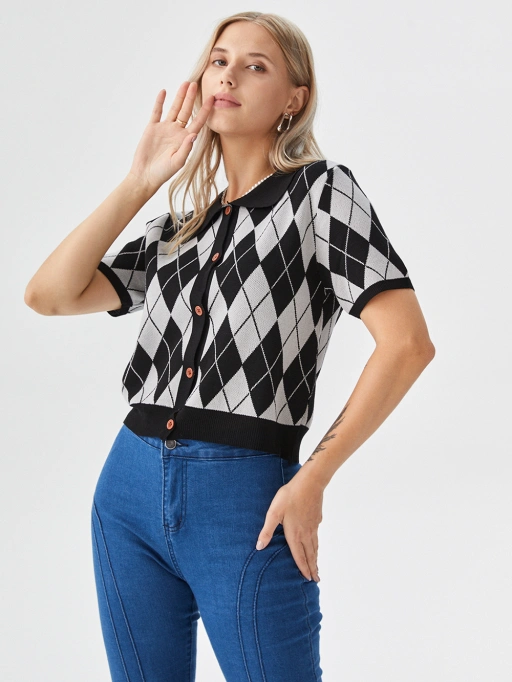 Fotografia de Moda com IA Profissional para Cardigã com Modelo de Estúdio, apresentando modelo usando cardigã em Estúdio Branco Minimalista, estilo profissional.