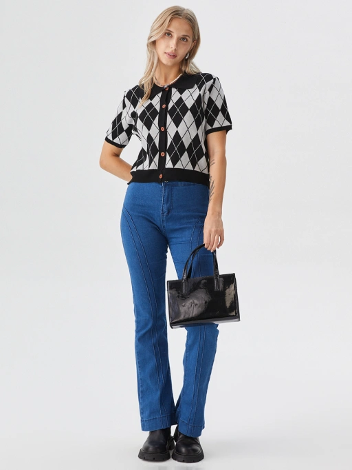 Fotografia Profissional de Moda AI para Vestuário Feminino com Modelo de Estúdio, mostrando Modelo de Estúdio usando Suéteres e Cardigães em Estúdio Branco Minimalista, estilo profissional.