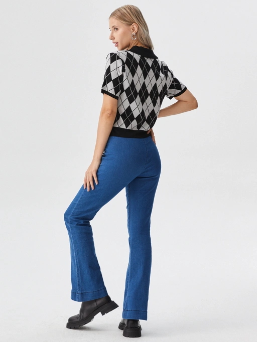 Foto Manekin Hantu Profesional untuk Pakaian Wanita dengan Model Studio menampilkan Model Studio mengenakan Kaos dan Atasan di Studio Putih Minimalis, gaya profesional.