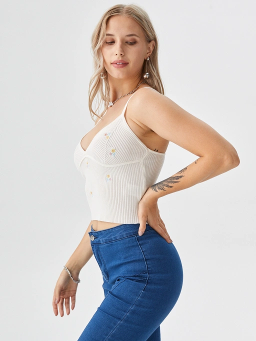 Ảnh minh họa: Mẫu người dáng cong mặc crop top trong phòng thu trắng tối giản, phong cách chuyên nghiệp, sử dụng công cụ Đặt Quần Áo lên Mô Hình AI.