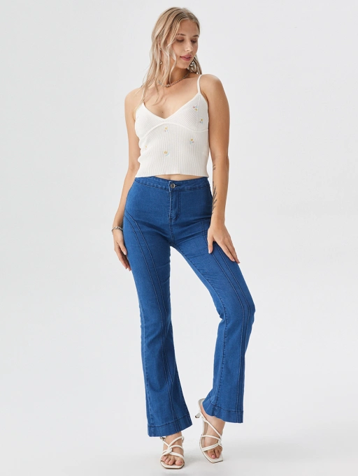 Foto Produk AI Profesional untuk Jeans dengan Model Studio yang menampilkan Model Studio mengenakan Jeans di Studio Putih Minimalis, gaya Profesional.