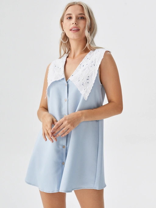 Hình ảnh sản phẩm thời trang chuyên nghiệp bằng AI cho váy với Mô hình Phòng thu, thể hiện người mẫu mặc váy trong phòng thu trắng tối giản, phong cách chuyên nghiệp.