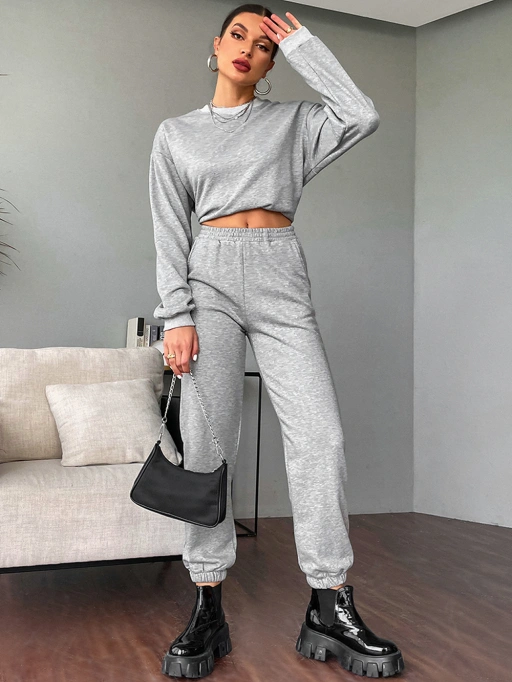 AI đặt quần áo lên mô hình cho Bộ Áo Sweater với Mô hình Da đen, người mẫu mặc Bộ Áo Sweater trong phòng trong nhà tối giản, phong cách thư giãn.