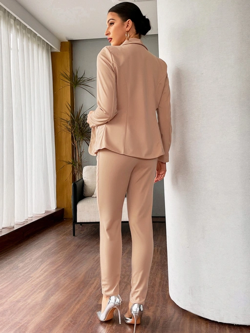 Photographie produit IA professionnelle pour pantalon-séparé avec modèle studio présentant un modèle portant des costumes dans un intérieur minimaliste moderne, style professionnel.